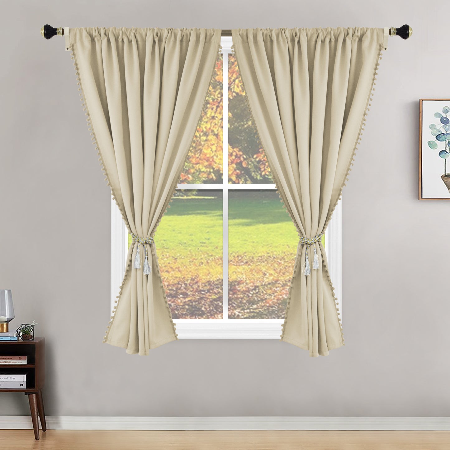 Rideau transparent à ponpons. Sheer Window Curtains with Pom Pom.