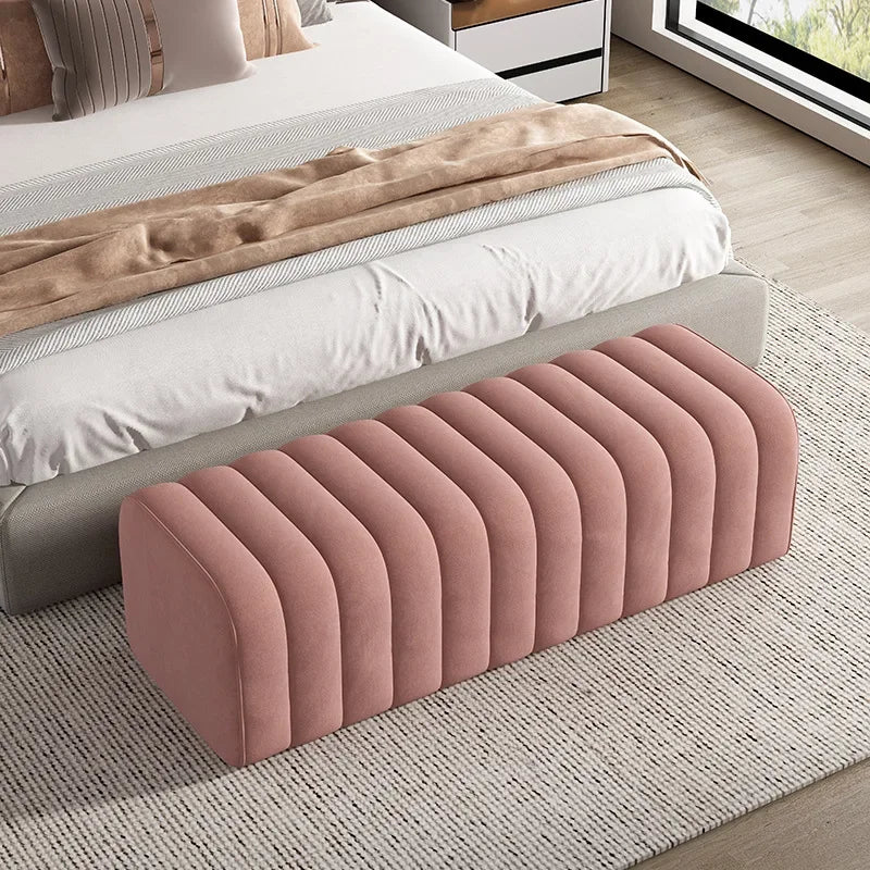 Banc de style minimaliste pour chambre à coucher.