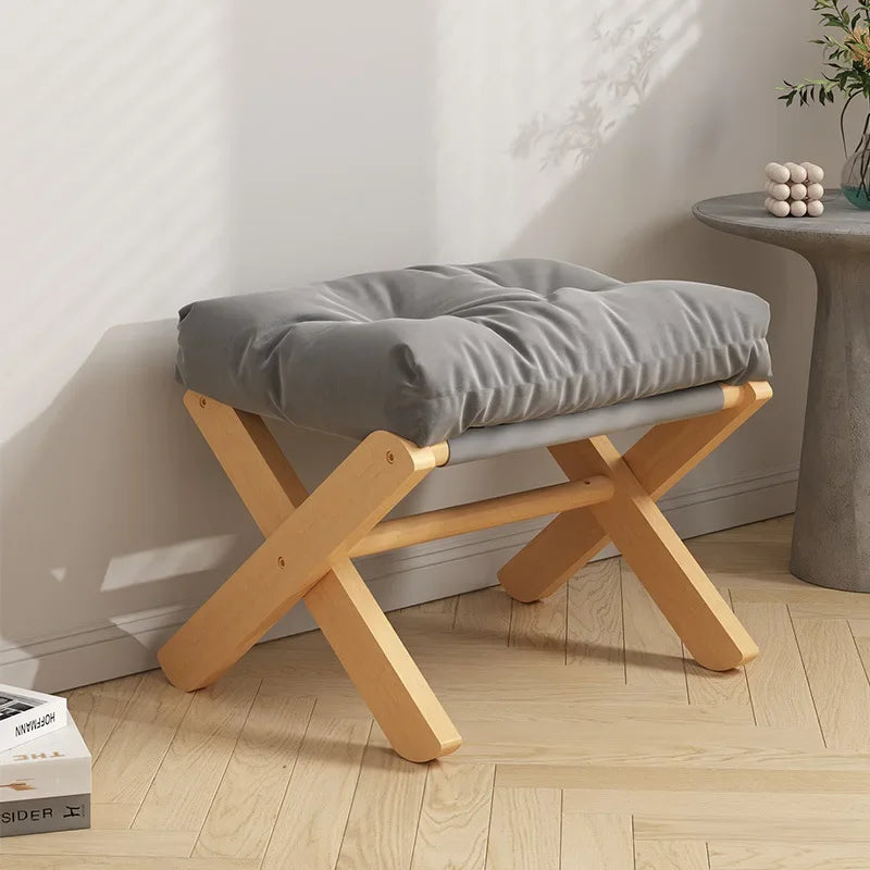 Chaises pliable, pouf en bois et matelas en tissus rembourré.