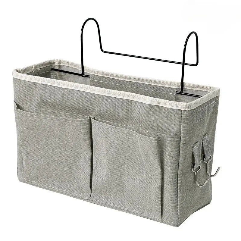 Panier de rangement avec plusieurs compartiments à suspension.