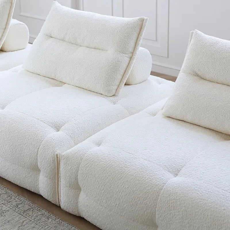 Sofa blanc minimaliste de style nordique avec coussin.