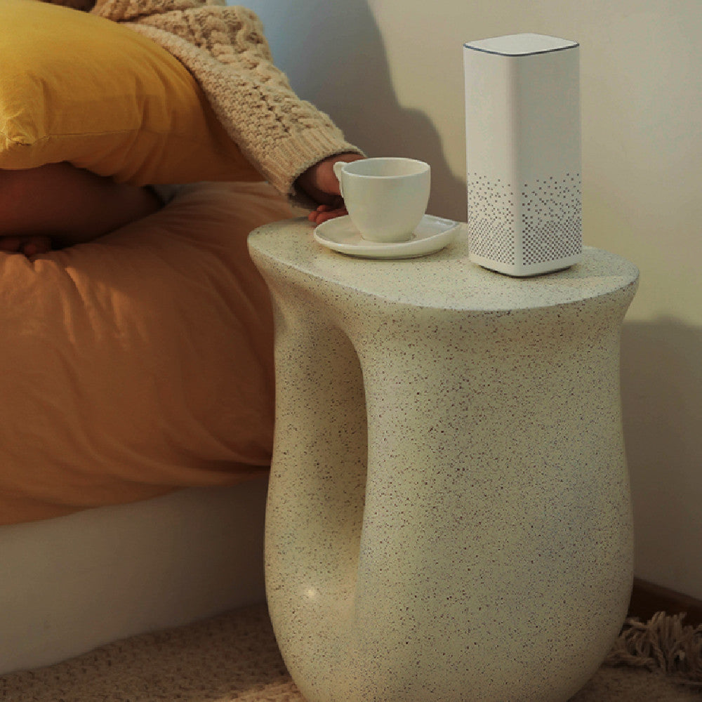 Table de chevet blanche, design de luxe en fibre de verre et résine.