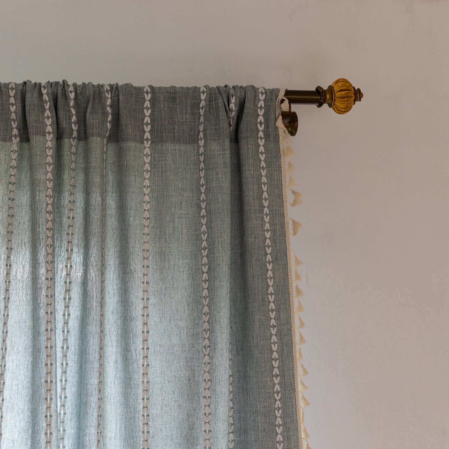 Rideau léger brodé avec ponpons,style bohémien pour chambre ou salon. Striped Window Curtains With Tassel Living Room Bedroom