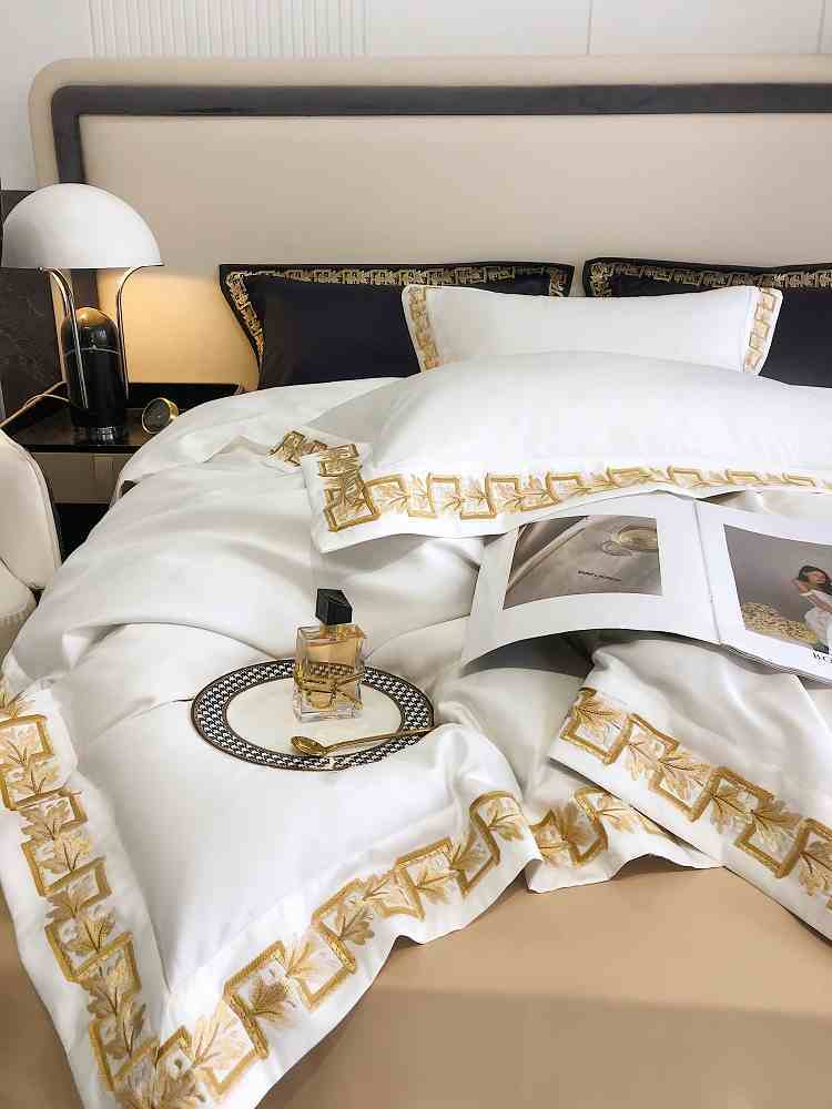 Parure de lit brodé en coton, 4 pièces.