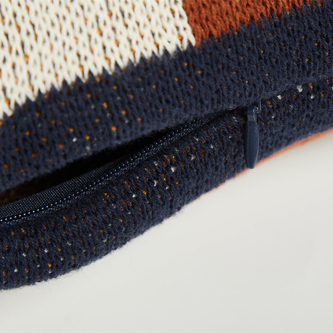 Housse de coussin en coton à motifs géométriques.