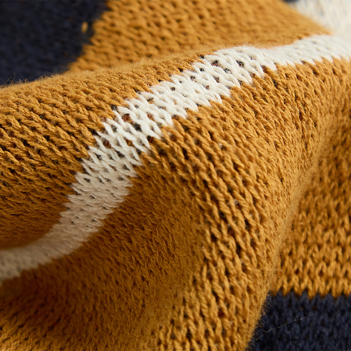 Housse de coussin en coton à motifs géométriques.