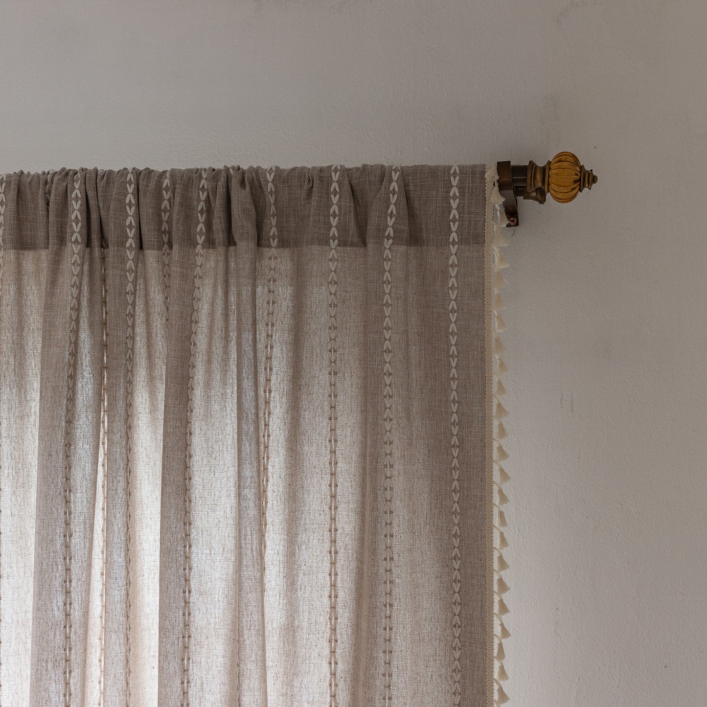 Rideau léger brodé avec ponpons,style bohémien pour chambre ou salon. Striped Window Curtains With Tassel Living Room Bedroom