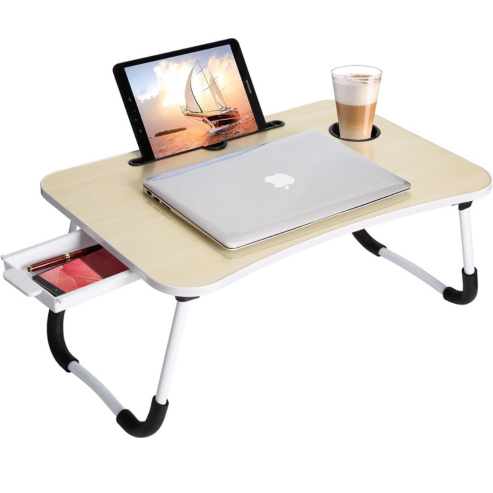 The Table pliante multifonction pour ordinateur portable, lit ou canapé sert de support de lecture, d’écriture ou plateau de petit-déjeuner portable ; il dispose de pieds pliables blancs et d’un tiroir latéral pratique, idéal sur le lit ou le canapé.