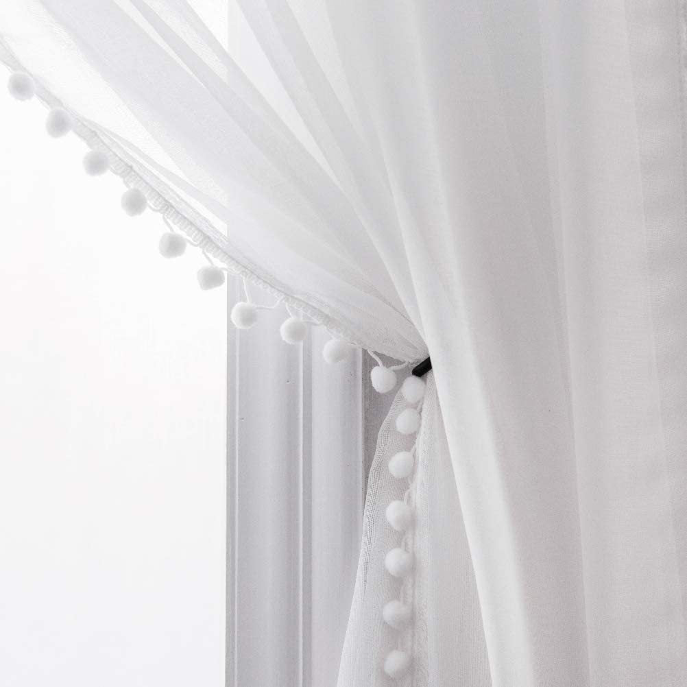 Rideau transparent à ponpons. Sheer Window Curtains with Pom Pom.
