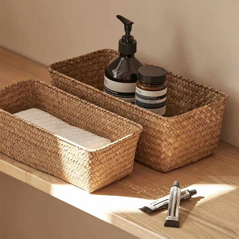 Panier de rangement en osier pour salle de bain ou cuisine.