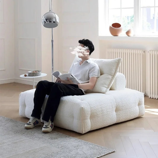 Sofa blanc minimaliste de style nordique avec coussin.