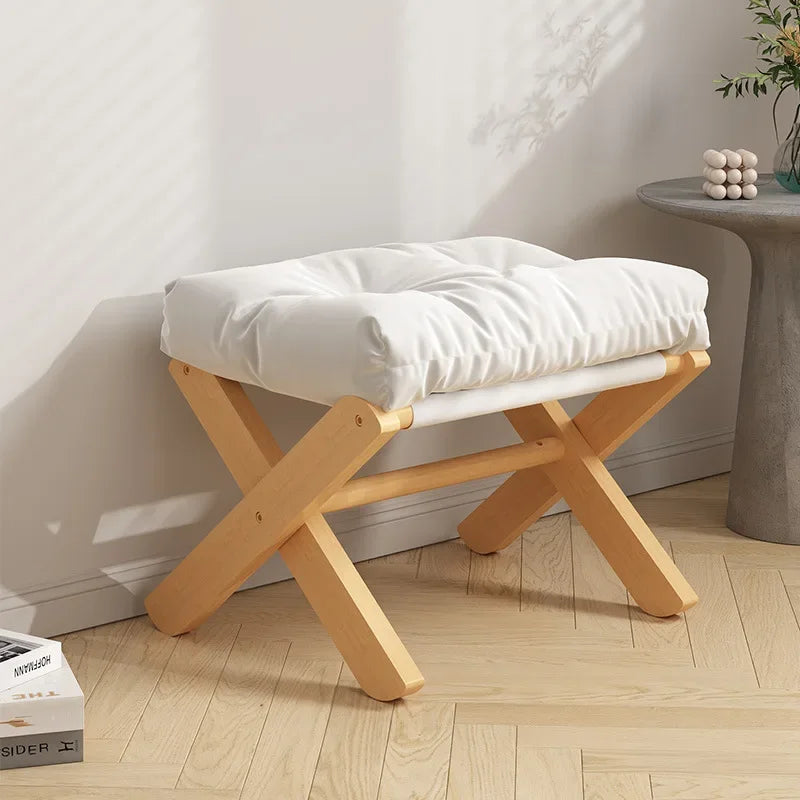 Chaises pliable, pouf en bois et matelas en tissus rembourré.