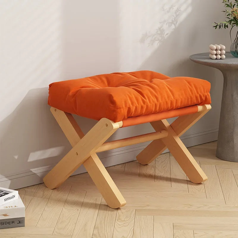 Chaises pliable, pouf en bois et matelas en tissus rembourré.
