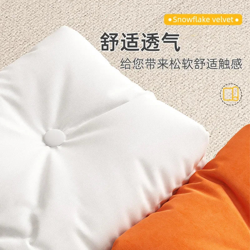 Chaises pliable, pouf en bois et matelas en tissus rembourré.