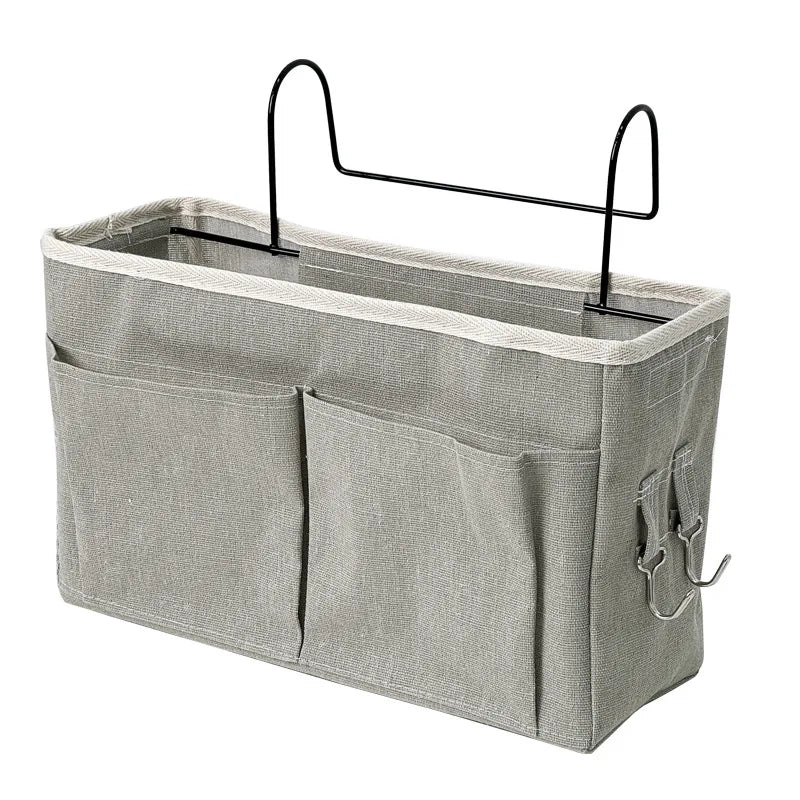 Panier de rangement avec plusieurs compartiments à suspension.