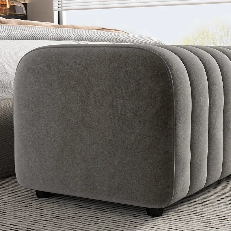 Banc de style minimaliste pour chambre à coucher.