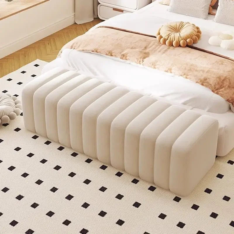 Banc de style minimaliste pour chambre à coucher.