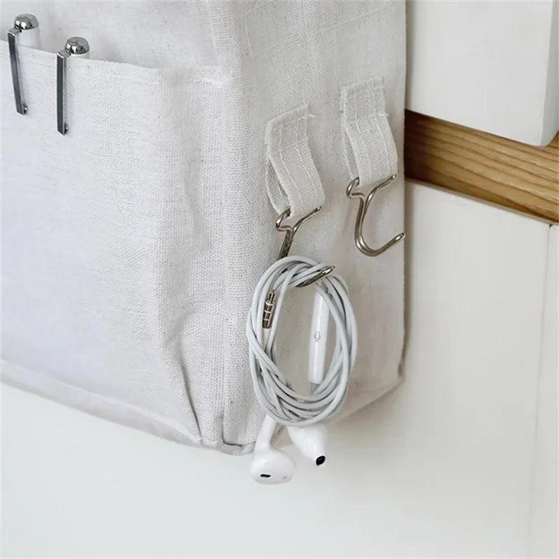 Panier de rangement avec plusieurs compartiments à suspension.