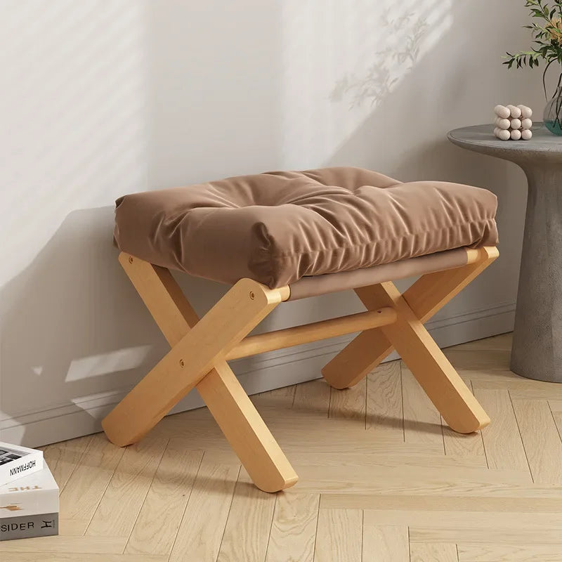 Chaises pliable, pouf en bois et matelas en tissus rembourré.