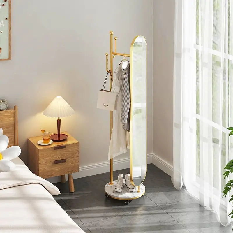 Porte vêtements avec miroir sur support à roulettes, de dimensions 180x45cm.