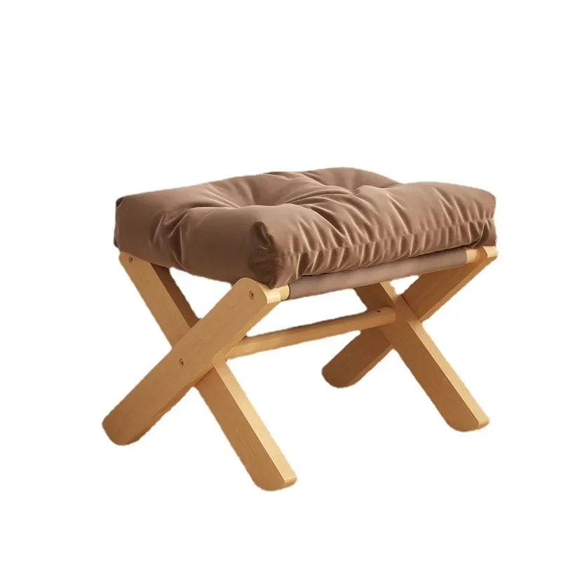 Chaises pliable, pouf en bois et matelas en tissus rembourré.