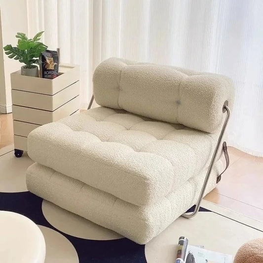 Sofa blanc minimaliste de style nordique, extensible pour plus de confort.