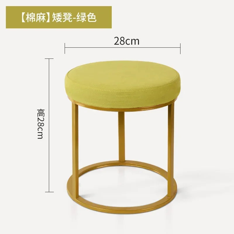 Tabouret en tissu velours de diamètre 28cm.