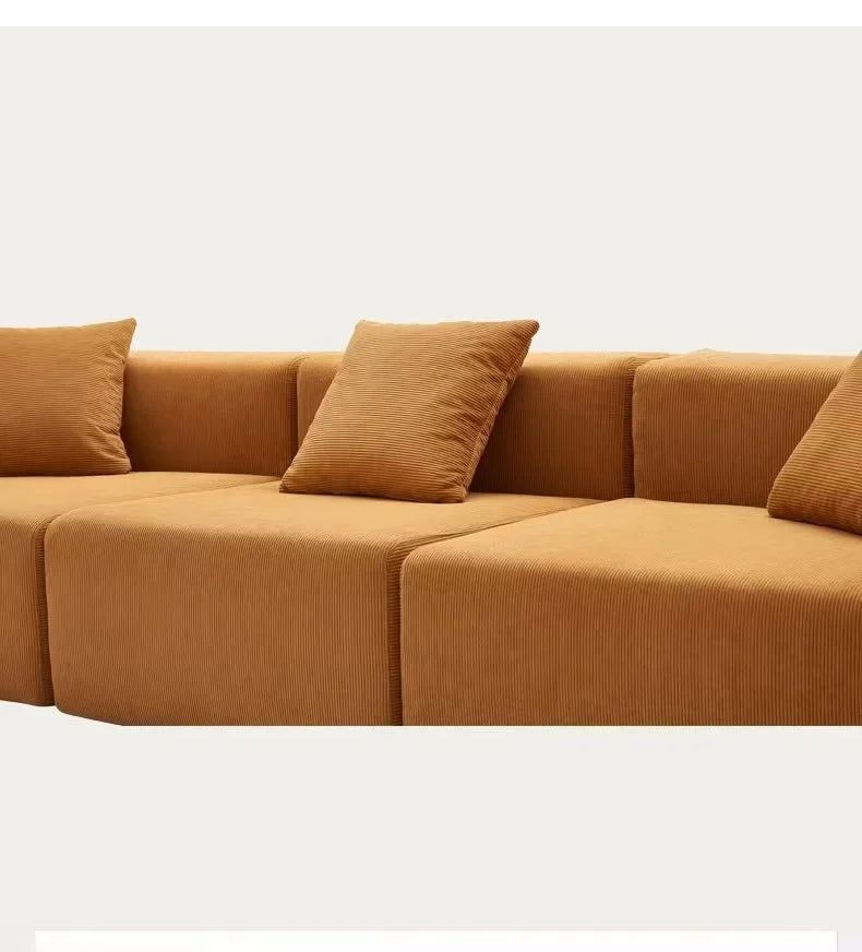 Canapé modulable 3 places, de couleur moutarde.