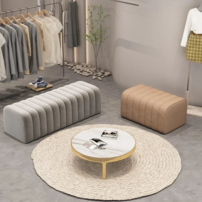 Banc de style minimaliste pour chambre à coucher.