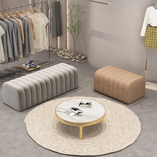 Banc de style minimaliste pour chambre à coucher.