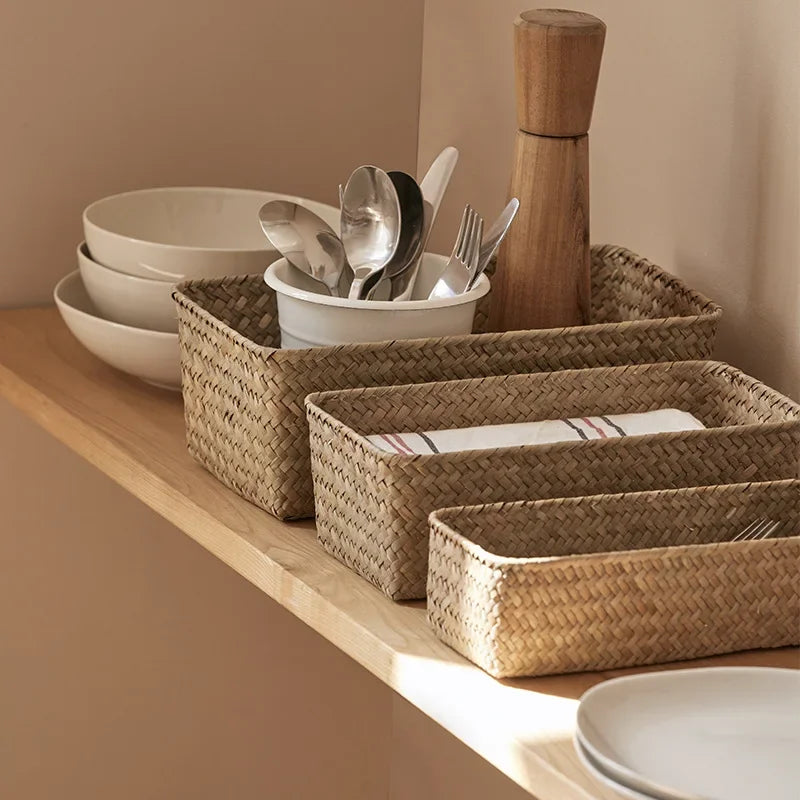 Panier de rangement en osier pour salle de bain ou cuisine.