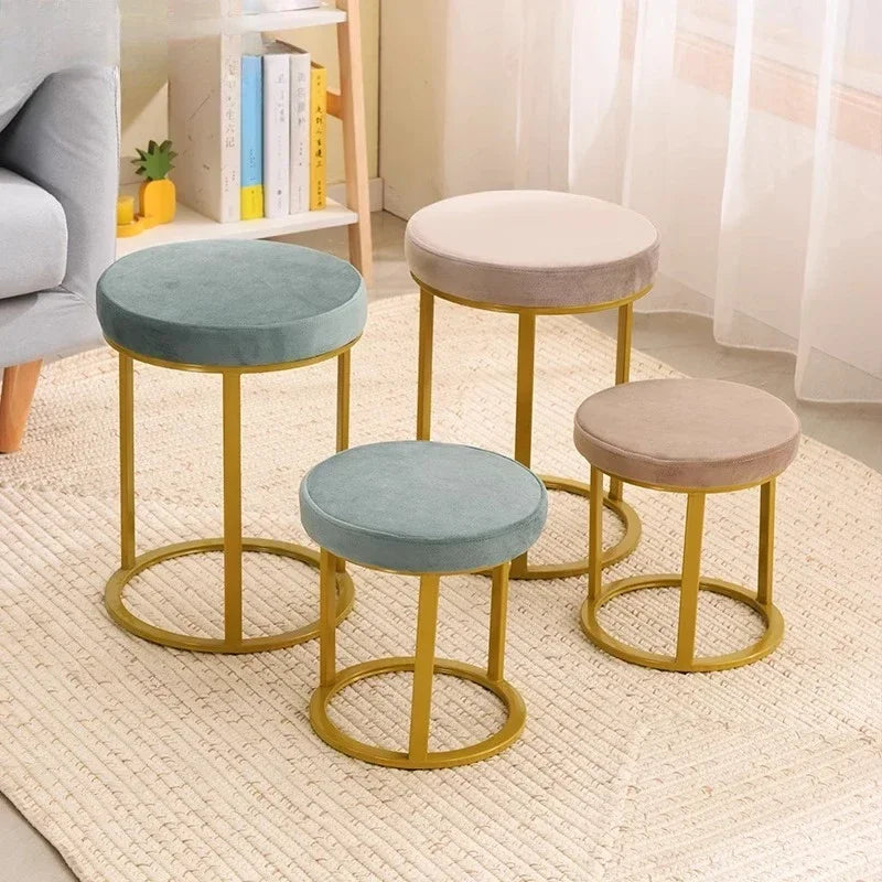 Tabouret en tissu velours de diamètre 28cm.