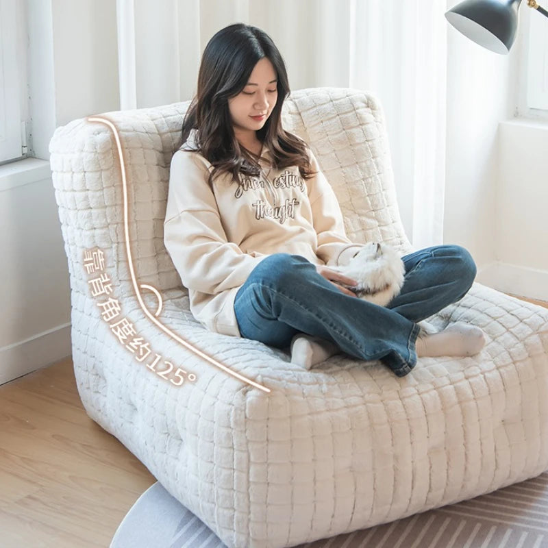 Sofa blanc confortable et son repose pied/table