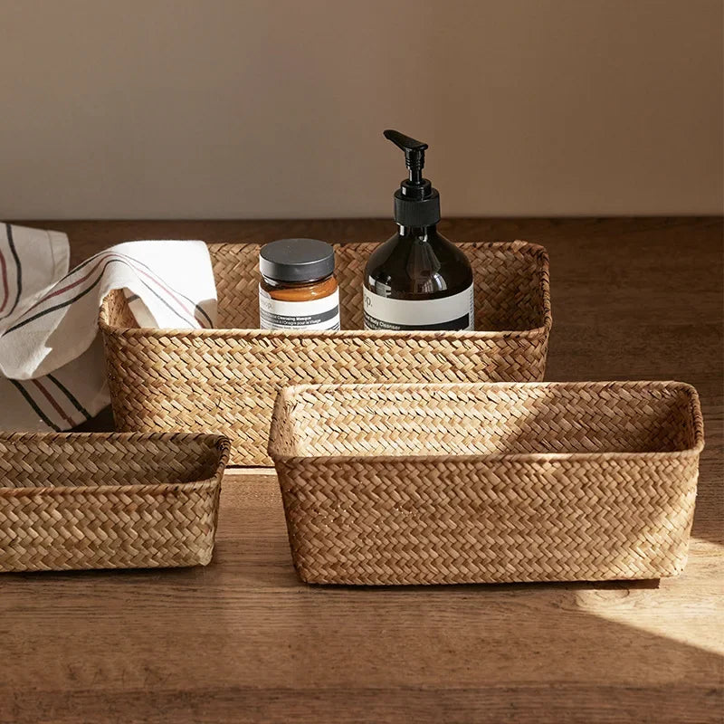 Panier de rangement en osier pour salle de bain ou cuisine.