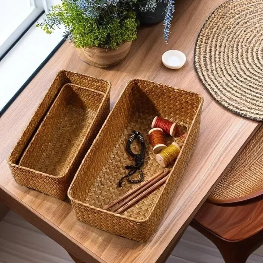 Panier de rangement en osier pour salle de bain ou cuisine.