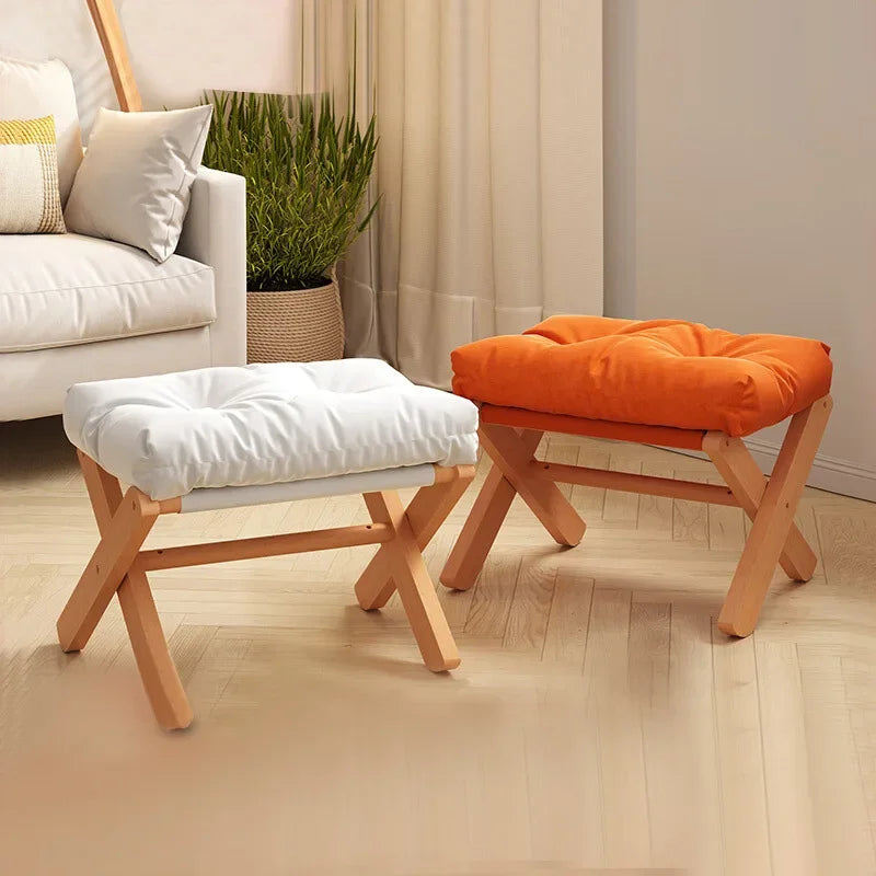 Chaises pliable, pouf en bois et matelas en tissus rembourré.