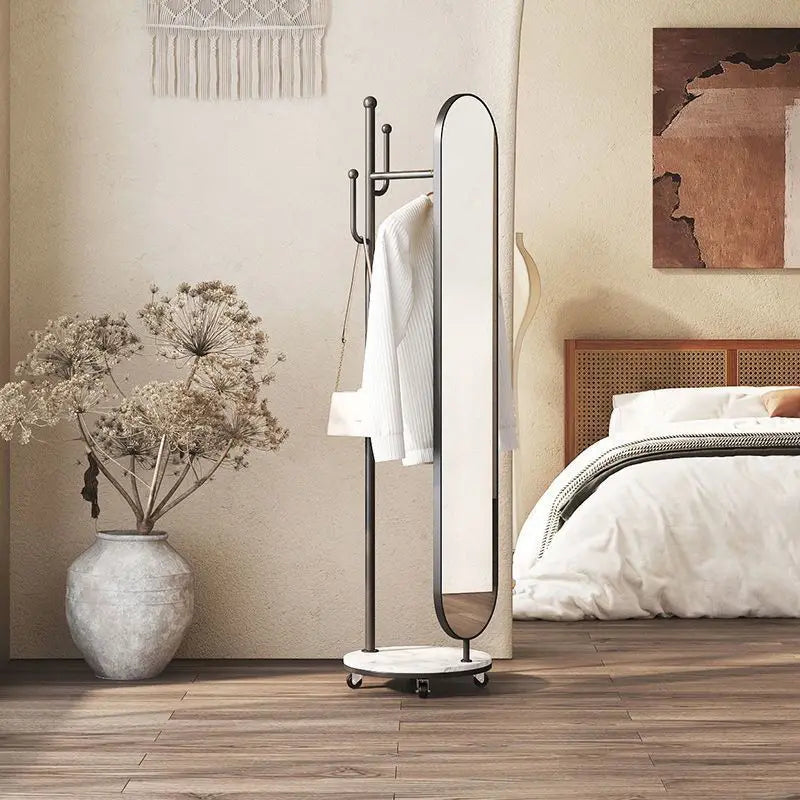 Porte vêtements avec miroir sur support à roulettes, de dimensions 180x45cm.