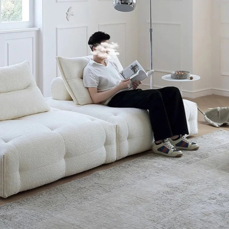 Sofa blanc minimaliste de style nordique avec coussin.