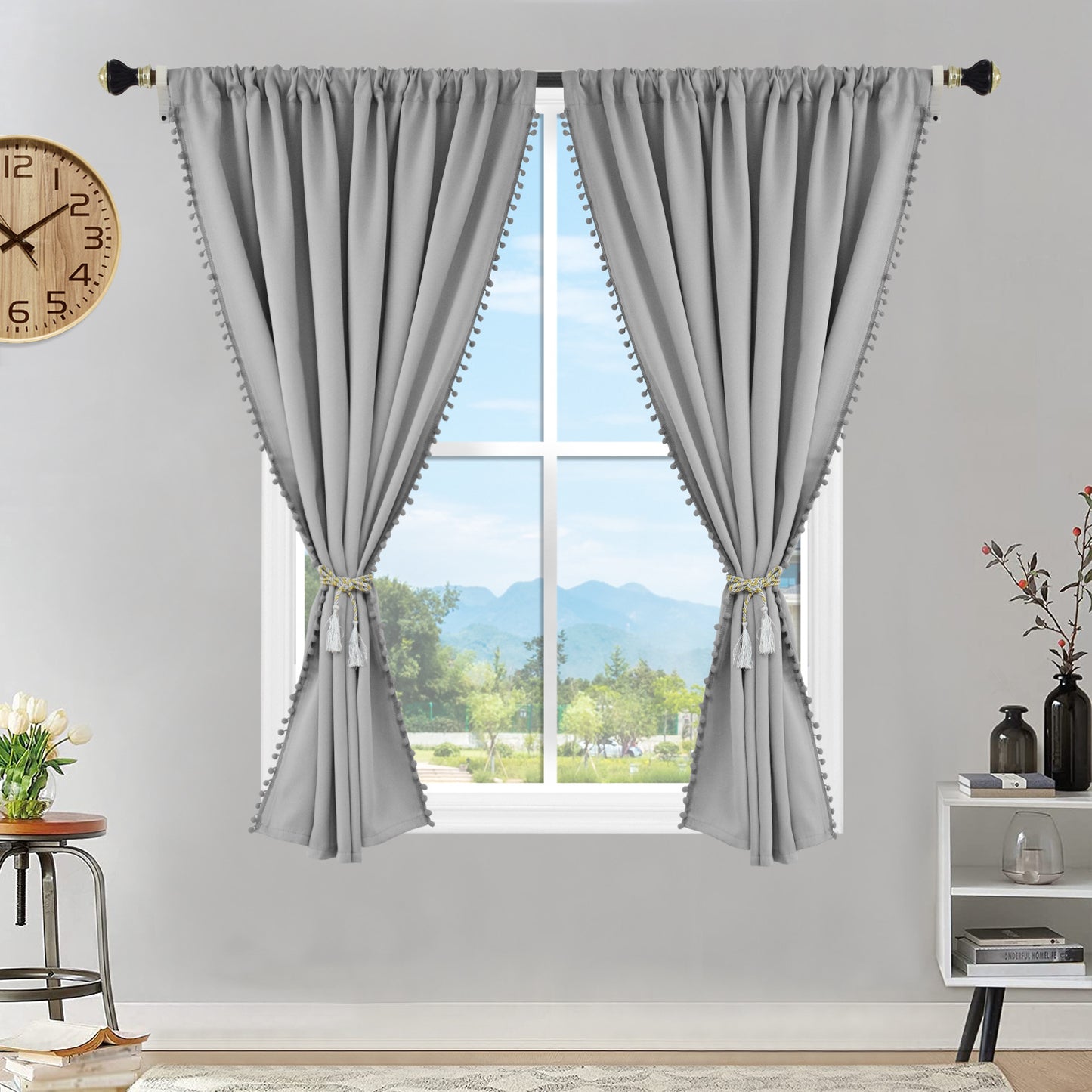 Rideau transparent à ponpons. Sheer Window Curtains with Pom Pom.