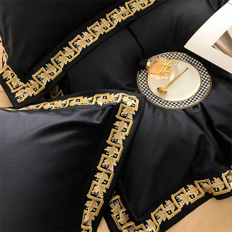 Parure de lit brodé en coton, 4 pièces.