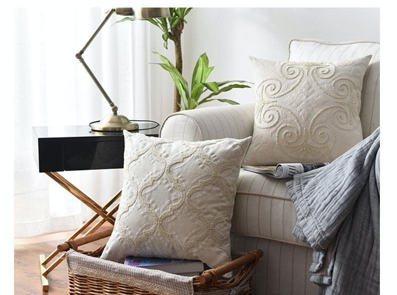 Coussin de tête de lit brodé en coton et lin tissé.