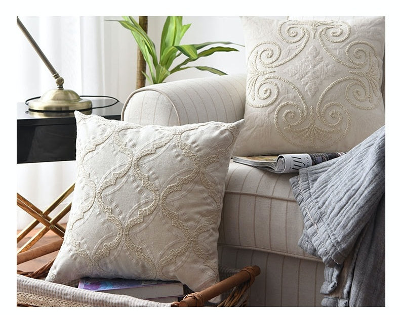 Coussin de tête de lit brodé en coton et lin tissé.